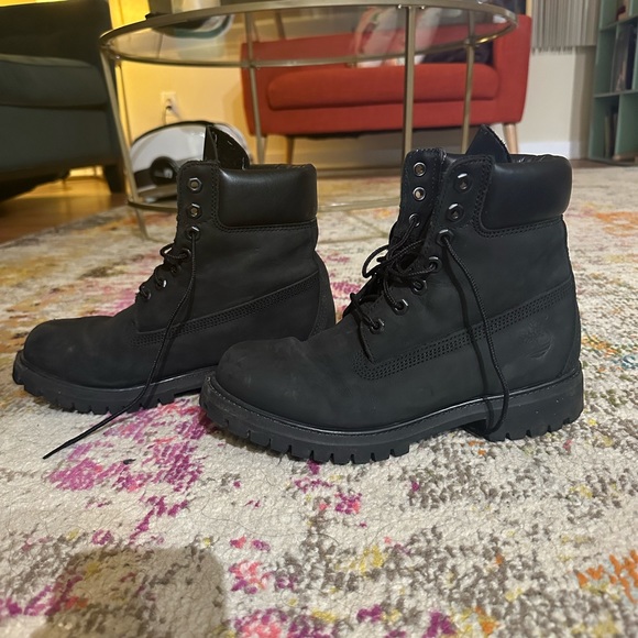 Black Timberland 6” boots - lightly used size 7 Men’s - Picture 3 of 4
